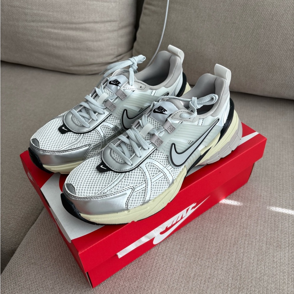 Nike women’s v2k run size 9